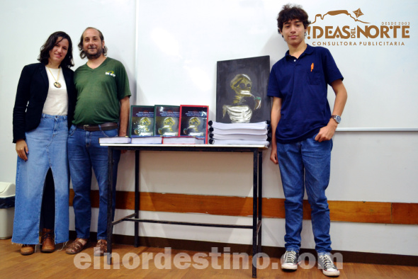 La esposa licenciada en Psicología Werónica Derene y su hijo Willian estuvieron acompañando al doctor Mariano Nívoli durante la presentación del libro. Willian es el autor del cuadro que ilusta la tapa de la obra. (Foto: Diego Lozano para Ideas del Norte Consultora Publicitaria).