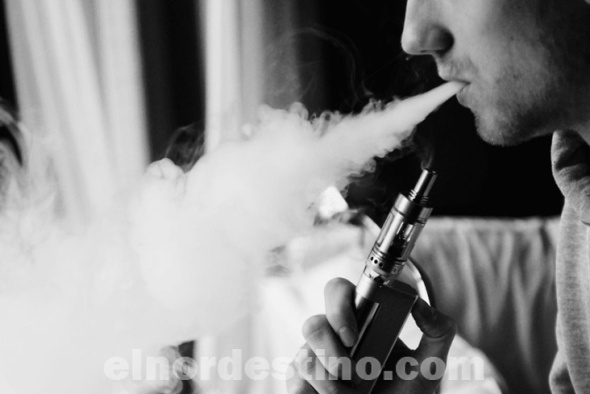 El uso de cigarrillos electrónicos en jóvenes suele ser la puerta de entrada al consumo de sustancias ilícitas. Según el Ministerio de Salud, la prevalencia del consumo de vapeadores asciende a 12,5 %, en su mayoría jóvenes. (Foto: Ministerio de Salud Pública y Bienestar Social). 