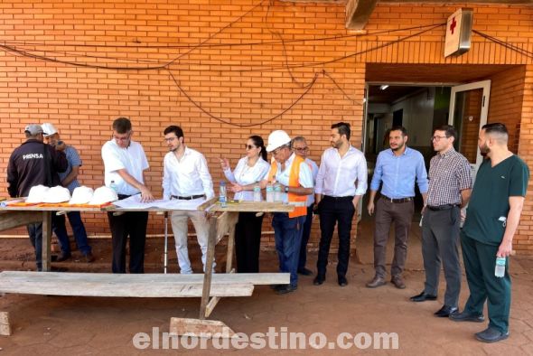 Con una simbólica y tradicional palada inicial comenzaron los trabajos previos de Ampliación del Servicio de Urgencias y Construcción de Sala para el Servicio de Hemodiálisis del Hospital Regional. (Foto: Municipalidad de Pedro Juan Caballero).