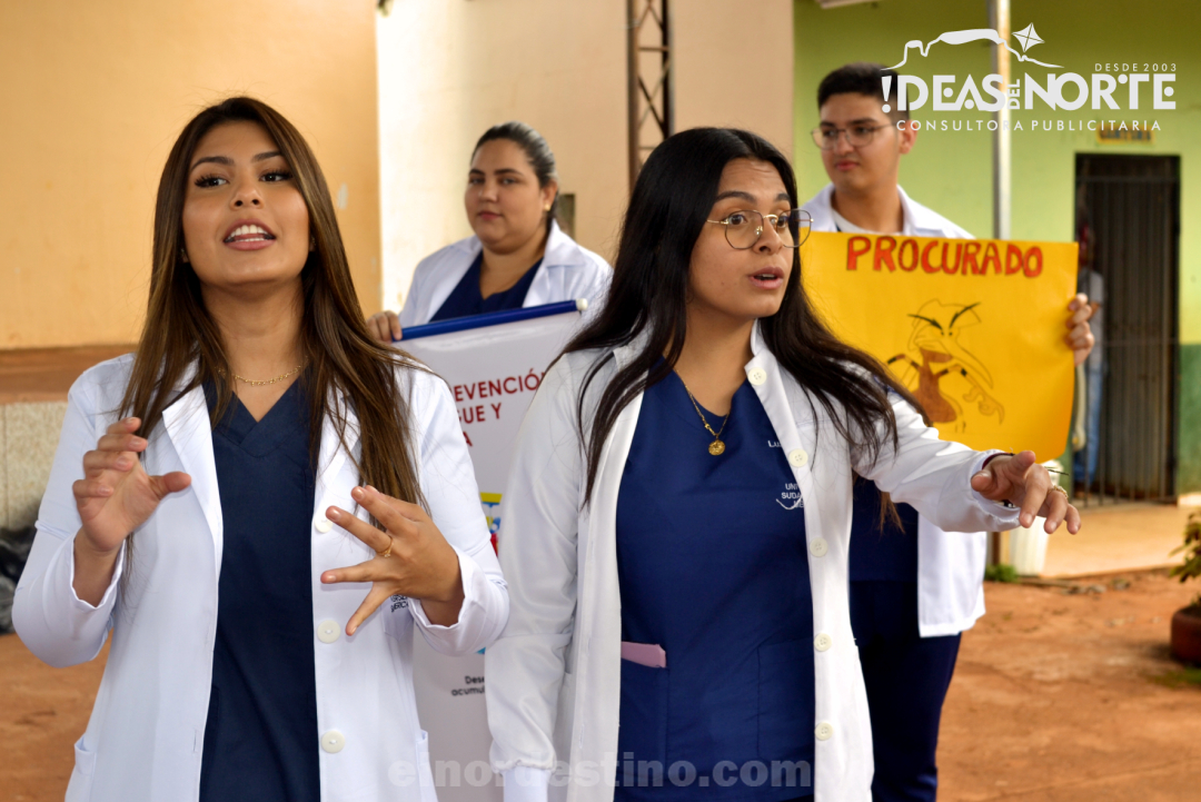 Alumnos de la Carrera de Medicina de Universidad Sudamericana hicieron representaciones e invitaron a los escueleros a interactuar en la misma para conocer más sobre la prevención de la Fiebre Chikungunya. (Foto: Diego Lozano para Ideas del Norte Consultora Publicitaria).