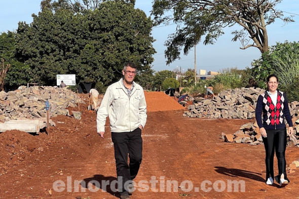 Intendente municipal licenciado Ronald Enrique Acevedo Quevedo acompañado de la Primera Dama Carolina Yunis transitando por un camino perteneciente a la periferia pedrojuanina, próximo a ser empedrado. (Foto: Municipalidad de Pedro Juan Caballero).