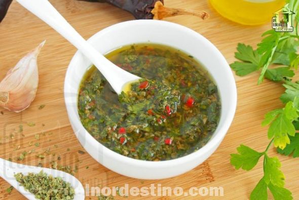 Para que tu chimichurri tenga más aroma y un sabor más rico déjalo reposar mínimo una noche en tu refrigerador, lo ideal es que lo hagas 24 horas antes. Ahora si tienes todo listo para poder rifarte una carnita asada el domingo. (Foto: Cocina Rica).