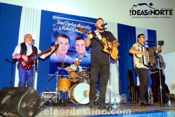 El grupo de música popular Manzana Azul se presentó en vivo, animando el baile popular, del que participaron dirigentes y seguidores del Partido Liberal Radical Auténtico. (Foto: Diego Lozano para Ideas del Norte Consultora Publicitaria).