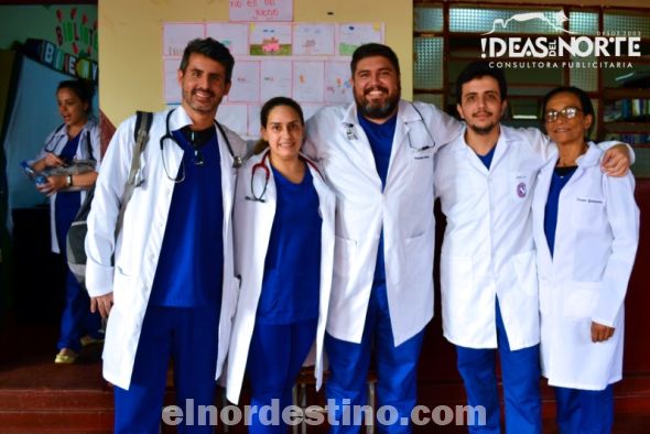 Alumnos de la Escuela Básica Nro. 458 “Mariscal Francisco Solano López” y vecinos del barrio Guaraní recibieron atenciones médicas básicas con entrega de medicamentos, realizadas por el Proyecto UCP en Acción. (Foto: Diego Lozano para Ideas del Norte Consultora Publicitaria).