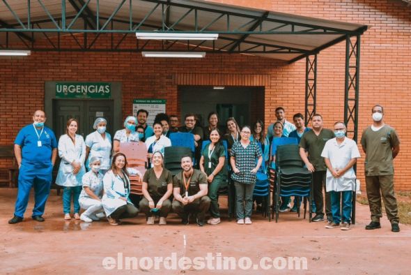 La entrega de las sillas por parte de la Universidad Central del Paraguay y la organización Carlos Bernardo, fue muy bien recibido por la dirección del Hospital Regional y la dirección de la Región Sanitaria, dependiente del Ministerio de Salud Pública y Bienestar Social. (Foto: Asesoría de Prensa de la UCP).