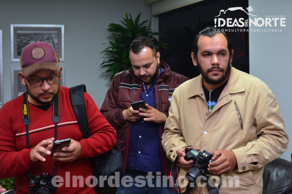 Destacados medios de prensa estuvieron presentes en la reunión entre autoridades de Brasil y Paraguay desarrollada en despacho del intendente municipal de Ponta Porã Eduardo Campos, quien fue anfitrión del encuentro internacional. (Foto: Diego Lozano para Ideas del Norte Consultora Publicitaria).