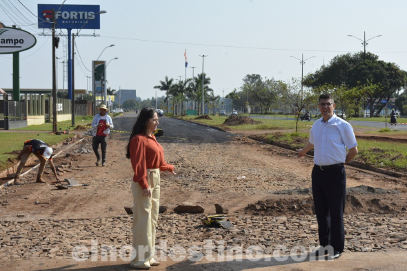 El intendente municipal licenciado Ronald Enrique Acevedo Quevedo visitó el barrio María Victoria, para contemplar el asfaltado sobre la calle O’Connor, tramo desde avenida  José Berges hasta el hito monumental de frontera, frente a Fortis Atacadista. (Foto: Municipalidad de Pedro Juan Caballero).