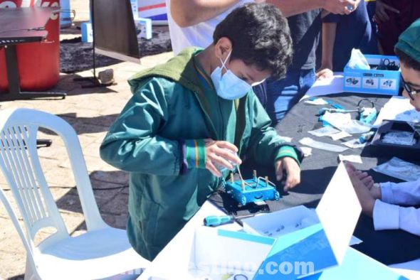 Los que jugaron son de distintas instituciones educativas. El campeonato se basa en el enfrentamiento de dos equipos, de tres integrantes cada uno. Los jugadores manejan su robot por medio de controles remotos. (Foto: Gobernación de Concepción).