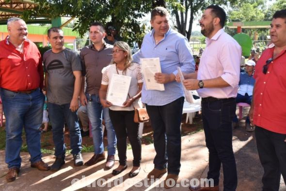 Sesenta y tres familias del barrio Santa Clara de Cerro Corá accedieron a subsidios de construcción de viviendas, beneficios que llegaron desde el Ministerio de Urbanismo, Vivienda y Hábitat gracias a las gestiones del diputado Juancho Acosta. (Foto: Gentileza).