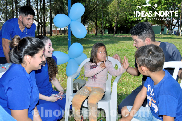 Integrantes de la Liga Universitaria de Pediatría de Universidad Central del Paraguay demuestran su docilidad en la atención a niños, que requiere además de conocimientos médicos una dosis extra de paciencia. (Foto: Diego Lozano para Ideas del Norte Consultora Publicitaria). 