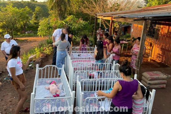 El diputado Juancho Acosta estuvo acompañado de su señora esposa Cintia Villalba y su pequeña hija Rosita durante la entrega de cunitas a madres del asentamiento Romero Kue con criaturas recién nacidas. (Foto: Facebook diputado Juancho Acosta).