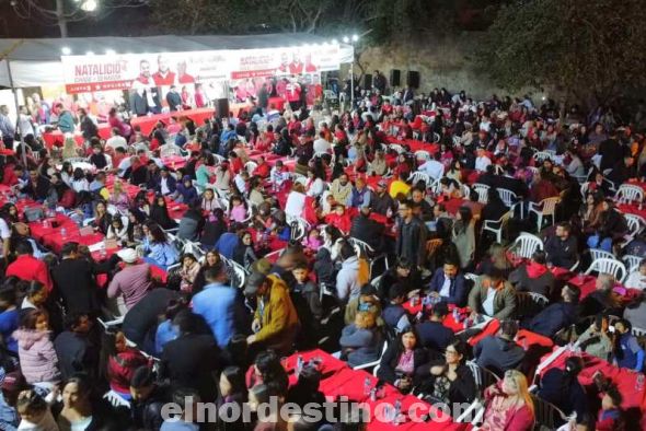 Integrantes del movimiento Fuerza Republicana del Partido Colorado ofrecieron una cena comunitaria, que se realizó en la vivienda del actual diputado Juan Silvino Acosta con presencia de dirigentes, aficionados e invitados. (Foto: Gentileza).