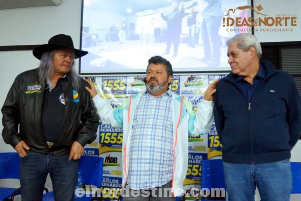 Con la presencia del ex gobernador y candidato para administrar nuevamente el estado de Mato Grosso do Sul André Puccinelli, el candidato a diputado federal Carlos Bernardo (MDB) inauguró su comité de campaña en Ponta Porã. (Foto: Diego Lozano para Ideas del Norte Consultora Publicitaria).