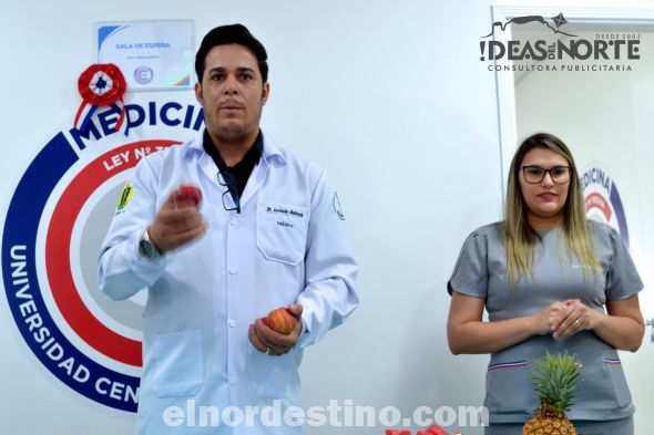 Con una innovadora metodología de exponer ante pacientes que acuden a recibir atención médica, docentes y alumnos de la Carrera de Medicina  realizaron una charla educacional sobre el síndrome metabólico. (Foto: Diego Lozano para Ideas del Norte Consultora Publicitaria).