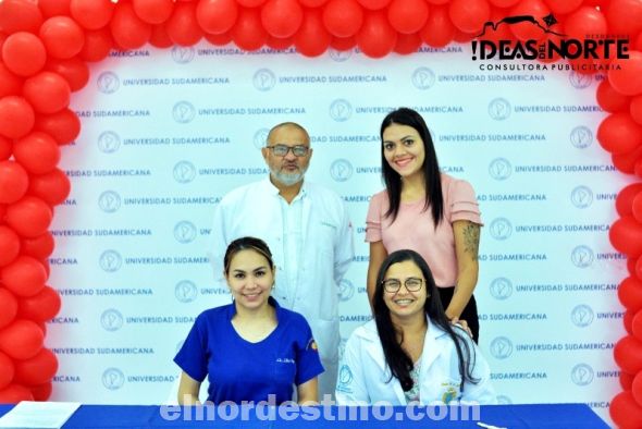 El licenciado en Enfermería Gustavo Aveiro, proveniente de Asunción, junto a parte del equipo que participó de la actividad desarrollada durante dos días en el Salón Auditorio de la Universidad Sudamericana en Pedro Juan Caballero. (Foto: Diego Lozano para Ideas del Norte Consultora Publicitaria).