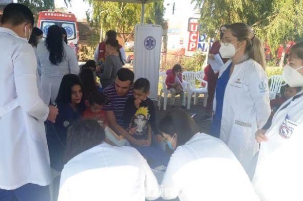 Las consultas fueron realizadas por profesores de la UCP con la supervisión de estudiantes universitarios quienes, en estas actividades de atención básica, pusieron en práctica las enseñanzas impartidas en el aula y en los laboratorios. (Foto: Asesoría de Prensa de la UCP).