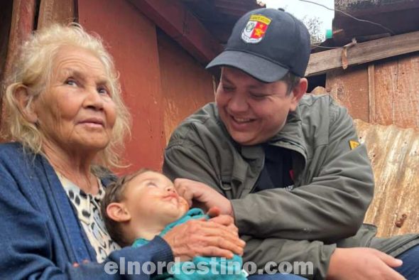 El diputado Juancho Acosta se comprometió con Doña Victoria Sánchez a proveerle de ladrillos, chapas y un albañil para la construcción de su casa, la que se comenzó a levantar hoy mismo. (Foto: Facebook de Juancho Acosta).