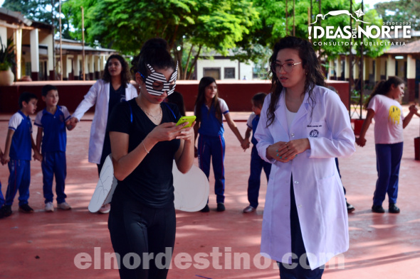 Las alumnas Amanda (caracterizando al mosquito transmisor de la fiebre Chikungunya) y María Lourdes, organizando la actividad junto a un grupo de alumnos de la Escuela Básica Nro. 458 “Mariscal Francisco Solano López” de Pedro Juan Caballero. (Foto: Diego Lozano para Ideas del Norte Consultora Publicitaria).