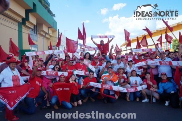 Participantes de la caminata que organizó la Lista 3 en la línea internacional de Pedro Juan Caballero formaron para inmortalizar el mencuentro ante la prensa local y nacional. (Foto: Diego Lozano para Ideas del Norte Consultora Publicitaria).