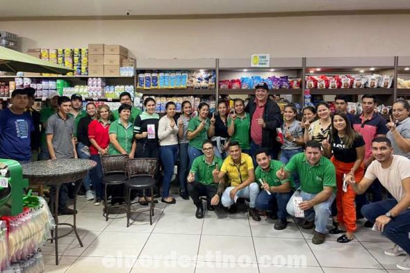 Juancho Acosta visitó las instalaciones de Comercial Alice para conversar con todos los funcionarios del popular comercio, donde les comentamos nuestros proyectos para vivir en un Amambay mejor. (Foto: Facebook del diputado Juancho Acosta).