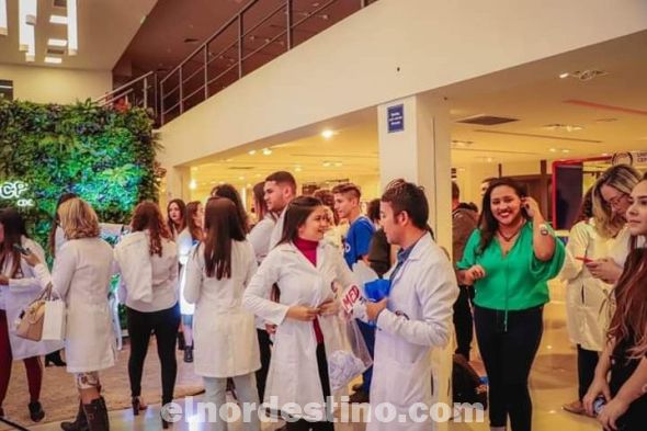 Un grupo de alumnos representaron a los nuevos estudiantes de medicina de la UCP, quienes recibieron de forma simbólica su primer guardapolvo de los directivos y docentes y procedieron al juramento de fidelidad que deben cumplir a lo largo de la carrera. (Foto: Asesoría de Prensa de la UCP).