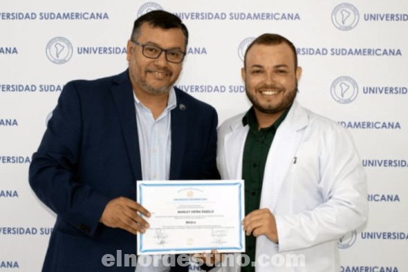 El decano Dr. Esteban Encina junto a uno de los doscientos cincuenta nuevos profesionales que hicieron realidad su sueño de ser médicos tras años de esfuerzo y dedicación. (Foto1: website de Universidad Sudamericana).