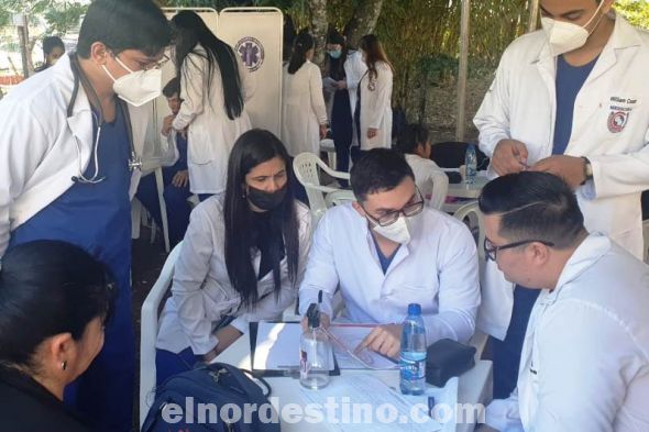 Profesionales y académicos de último año de la facultad de ciencias medicas de la Universidad Central del Paraguay brindaron atenciones básicas a personas adultas y niños con entrega de medicamentos, consultas e inspecciones médicas gratis. (Foto: Asesoría de Prensa de la UCP).