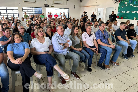 El intendente municipal de  Eduardo Campos Ponta Porã agradece a la Primera Dama Paula Alexsandra Consalter Campos  por su compañerismo y el trabajo que viene realizando. (Foto: Dirección de Comunicaciones de la Municipalidad de Ponta Porã).