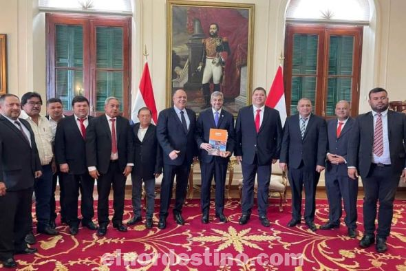 En Palacio de López el Presidente de la República Mario Abdo Benítez junto con representantes del FONPLATA firmaron el Proyecto de Ley que aprueba el financiamiento para la construcción de la Ruta PY 17. (Foto: Facebook diputado nacional Juancho Acosta).