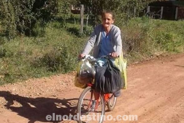 Doña Marina Ramírez tiene 69 años, pero tiene la fuerza de una joven. Hace casi 30 años que la señora pedalea su bicicleta todos los días para ir a vender sus empanadas caseras en Concepción. (Foto: Diario Crónica).