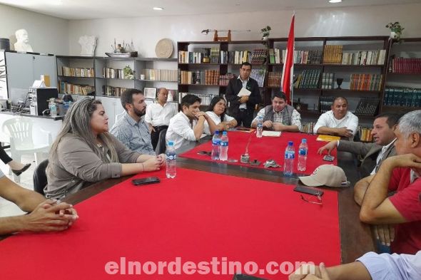 En representación del MOPC participó de la reunión, Sol Melgarejo, directora de Asuntos Gubernamentales, junto con miembros de la Junta Municipal y otras autoridades de la comuna norteña. (Foto: Ministerio de Obras Públicas y Comunicaciones).