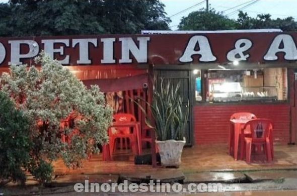 Ante la crisis económica que se siente en varias comunidades, un copetín denominado A&A decidió retomar las ventas de las empanadas a quinientos guaraníes. Los comensales acuden de forma masiva para comprar. (Foto: Diario Última Hora).