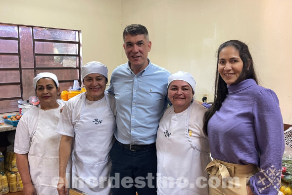 Momento en el acto de lanzamiento del Almuerzo Escolar 2023 realizado en el local de la Escuela Amistad II del barrio Jardín Aurora. (Foto: Fanpage de Facebook de la Municipalidad de Pedro Juan Caballero).