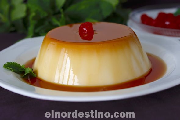 Un postre muy sencillo en su preparación y cómodo en su planificación, pues se hace con pocos ingredientes que todo el mundo tiene en su casa: huevos, leche y azúcar, además os dejo un paso a paso de cómo elaborar el caramelo perfecto. (Foto: Cocina Rica).