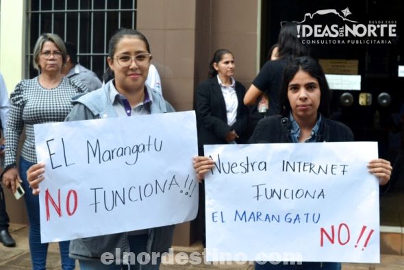 Profesionales contables se acercaron a la sucursal de la Subsecreta­ría de Estado de Tributación en Pedro Juan Caballero para manifestarse hartos de las fallas del sistema informático tri­butario Marangatu. (Foto: Diego Lozano para Ideas del Norte Consultora Publicitaria).