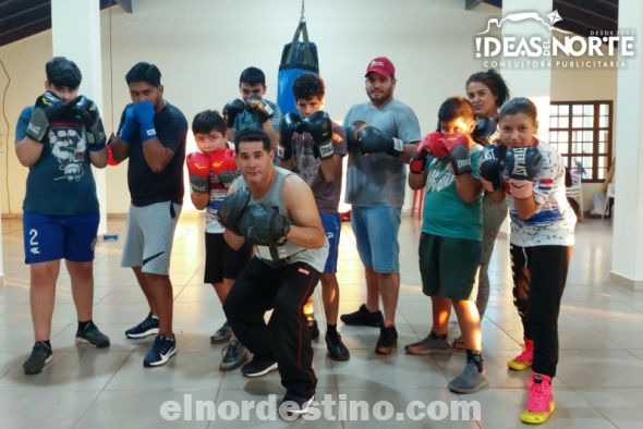 El profesor y ex campeón nacional Luís Candia junto a los atletas que viene iniciando su camino en el Club de Boxeo Espartanos. Entrenan en el el CADEM (Ex Diben) de Pedro Juan Caballero. (Foto: Diego Lozano para Ideas del Norte Consultora Publicitaria).