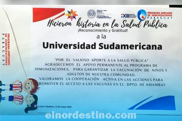 Reconocimiento que el director académico de Universidad Sudamericana Dr. Nery Cáceres recibió de parte del Dr. Héctor Castro por el aporte de la institución a la Salud Pública. (Foto: Fanpage de Facebook de Universidad Sudamericana).