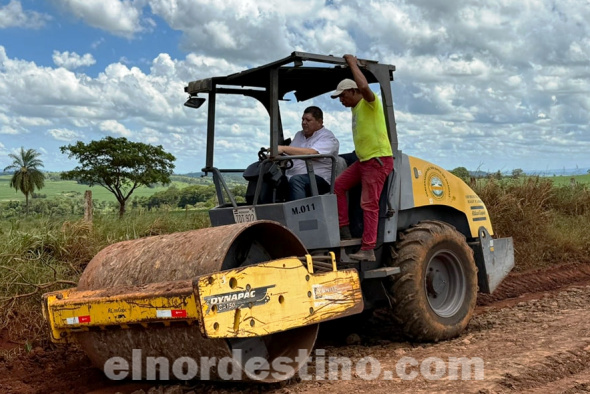 Mediante la cooperación entre la Gobernación de Amambay y la Municipalidad de Zanja Pytã, el camino hacia Fortuna Guazú está experimentando mejoras. (Foto: Dirección de Comunicaciones de la Gobernación de Amambay).