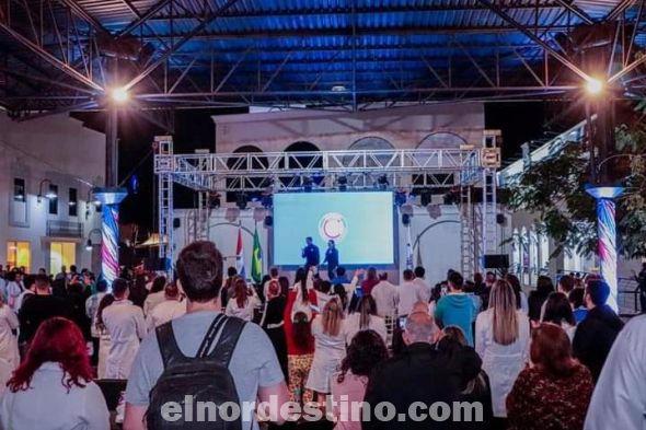 Un grupo de alumnos representaron a los nuevos estudiantes de medicina de la UCP, quienes recibieron de forma simbólica su primer guardapolvo de los directivos y docentes y procedieron al juramento de fidelidad que deben cumplir a lo largo de la carrera. (Foto: Asesoría de Prensa de la UCP).