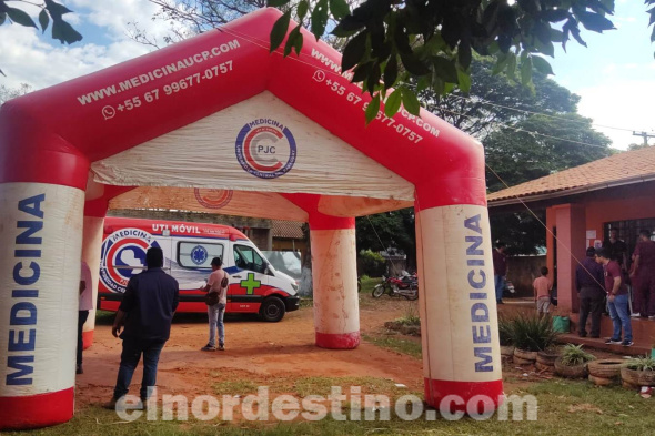 Universidad Central del Paraguay ofrece periódicamente atención médica gratuita y promoción de la Salud, además de entrega de medicamentos. Participan profesionales docentes, médicos y alumnos de los últimos años de la Carrera de Medicina. (Foto: Asesoría de Prensa de la UCP). 