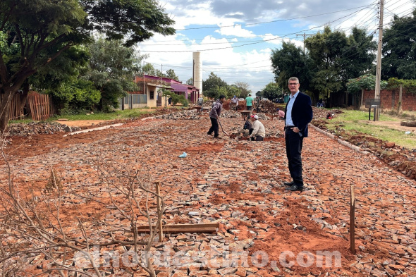 Varios sectores de la ciudad Pedro Juan Caballero están recibiendo mantenimiento de sectores anteriormente asfaltados. También se viene realizando nuevo trabajos de pavimentación y empedrado. (Foto: Municipalidad de Pedro Juan Caballero).