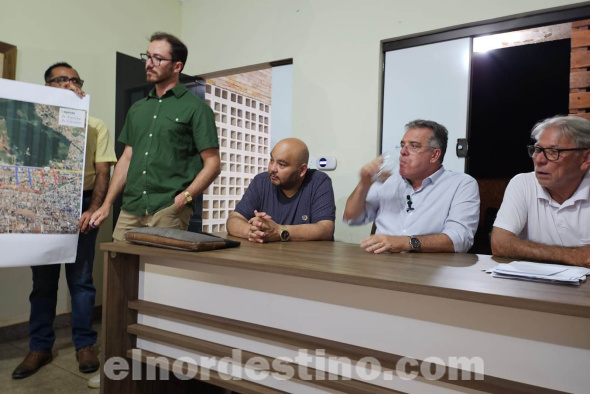 En una charla informal, los presentes tuvieron la oportunidad de hacerle preguntas al intendente de Ponta Porã Eduardo Campos, las cuales en su totalidad tuvieron respuesta. (Foto: Dirección de Comunicaciones de la Municipalidad de Ponta Porã).