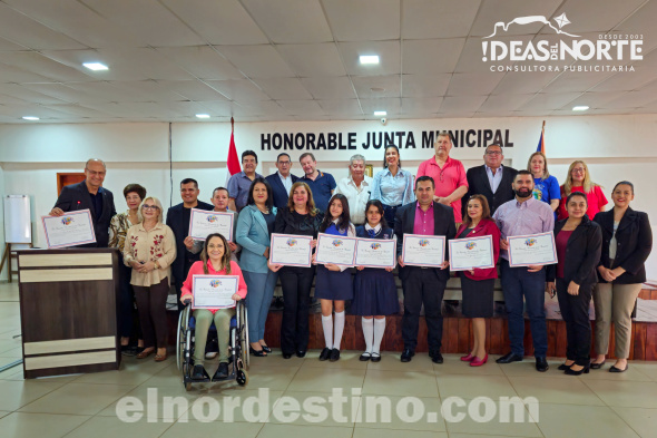 En la sala de sesiones de la Junta Municipal de Pedro Juan Caballero se realizó la entrega de premios a los alumnos ganadores del Concurso Literario denominado “La Amistad”, organizado por la Cruzada Mundial de la Amistad Filial Pedro Juan Caballero. (Foto: Diego Lozano para Ideas del Norte Consultora Publicitaria).