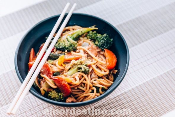 Los yakisoba son unos tallarines fritos, que si bien son originarios de China (allí se llaman chow mein), forman parte también de la cultura gastronómica japonesa. Este es uno de esos platos fáciles con los que seguro, te ganarás el corazón de todos los comensales. (Cocina Rica).