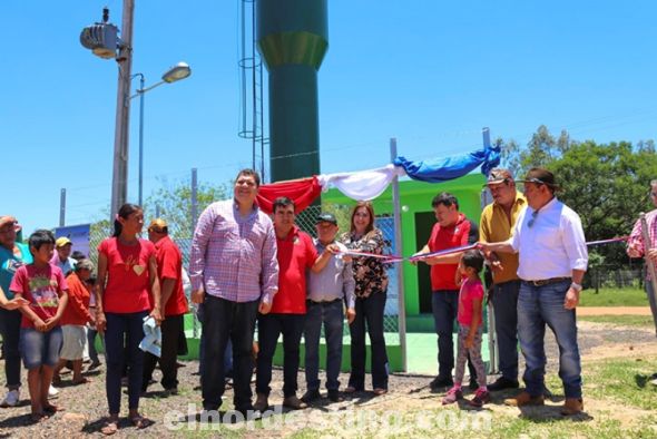 Mediante el trabajo del diputado Juancho Acosta y en el marco de los esfuerzos del ente rural de llevar desarrollo al campo, la presidenta del INDERT Gail González Yaluff inaugura sistemas de agua potable en Amambay. (Foto: Instituto Nacional de Desarrollo Rural y de la Tierra).