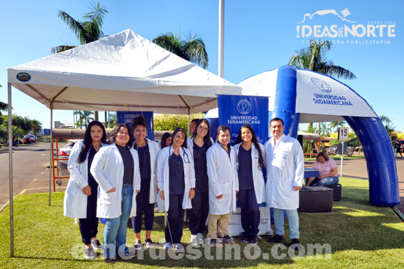 Un grupo de alumnos de Universidad Sudamericana acompañados por docentes realizaron control del nivel de azúcar en sangre y presión arterial a personas que llegaron a Shopping China Importados. (Foto: Diego Lozano para Ideas del Norte Consultora Publicitaria).