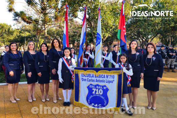 Formación integrada por docentes y alumnos de la Escuela Nro. 710 “Don Carlos Antonio López”, la primera institución educativa de Pedro Juan Caballero. Acto Oficial por el  212 Aniversario de la Independencia Nacional. (Foto: Diego Lozano para Ideas del Norte Consultora Publicitaria).