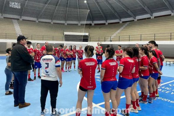 Juancho Acosta estuvo en la práctica de la Selección Mayor de Handball de Amambay en sus modalidades Masculino y Femenino para brindarles nuestro compromiso con el deporte. Así también recibimos su apoyo para llegar a la Gobernación. (Foto: Facebook del diputado Juancho Acosta).