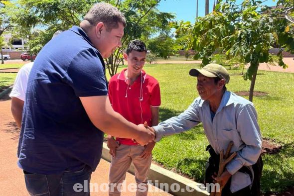 Con la compra y entrega de un andador de aluminio reforzado para Don Florencio, el diputado Juancho Acosta demuestra una vez más su perfil humanitario, asistiendo a un prójimo en situación de necesidad. (Foto: Facebook del Diputado Juancho Acosta).