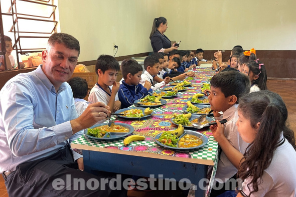 Momento en el acto de lanzamiento del Almuerzo Escolar 2023 realizado en el local de la Escuela Amistad II del barrio Jardín Aurora. (Foto: Fanpage de Facebook de la Municipalidad de Pedro Juan Caballero).